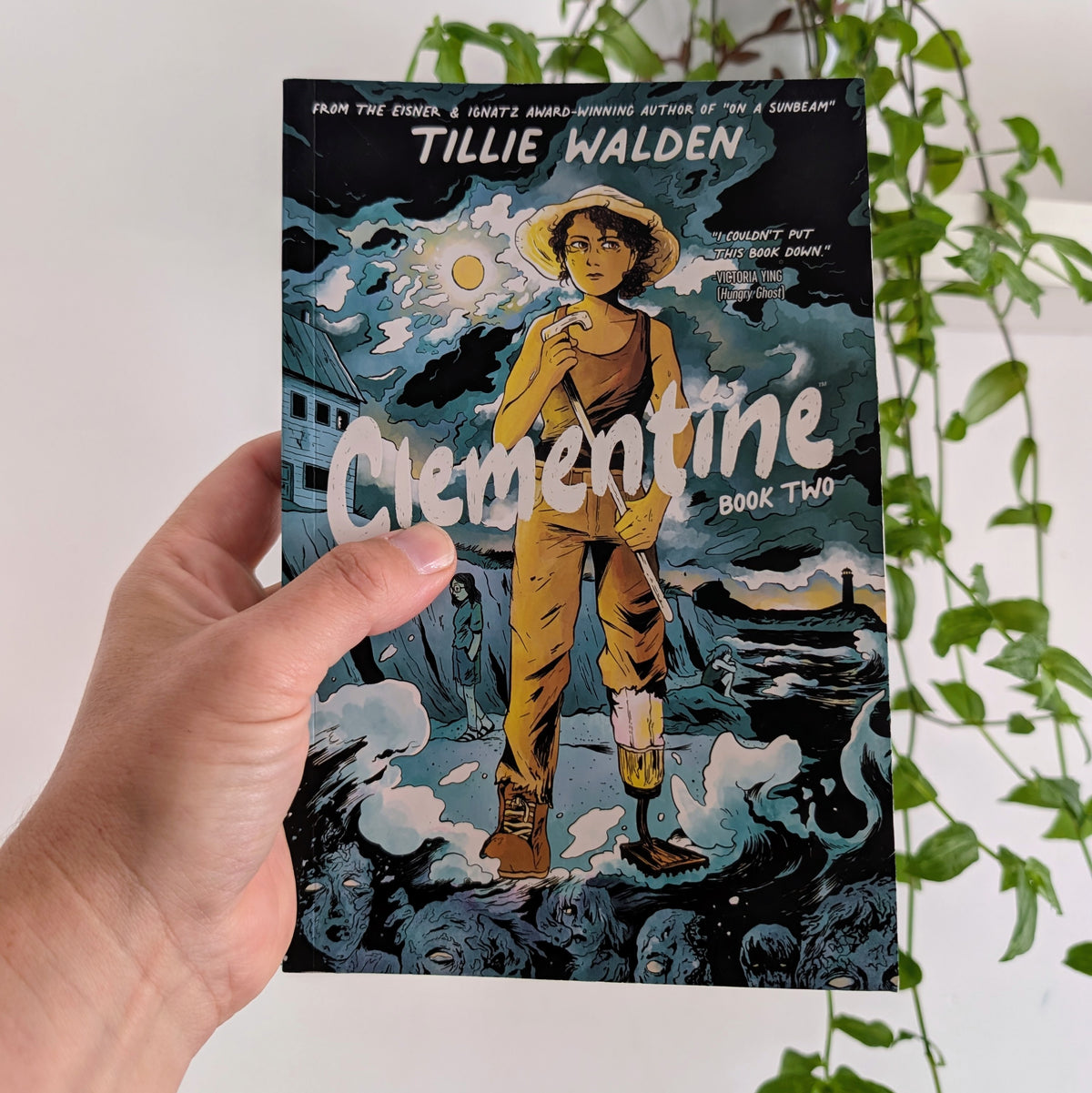 Clementine Book 2 (Walking Dead Spin Off)